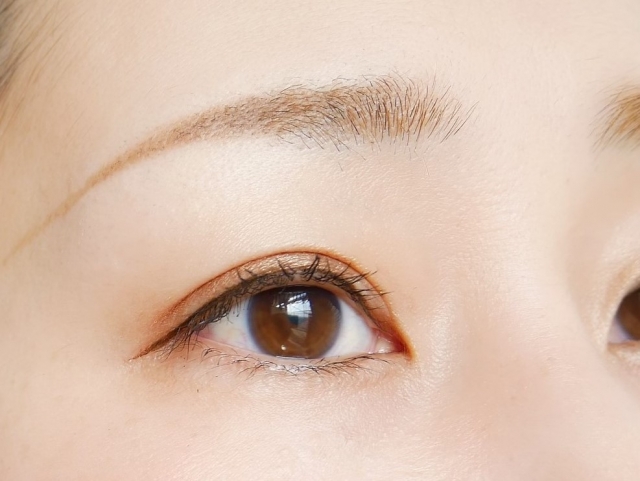 丸顔さんの眉毛はアーチ眉が似合いやすい