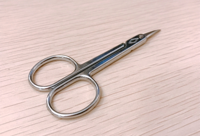 3.ガイドからはみ出た毛をカットする