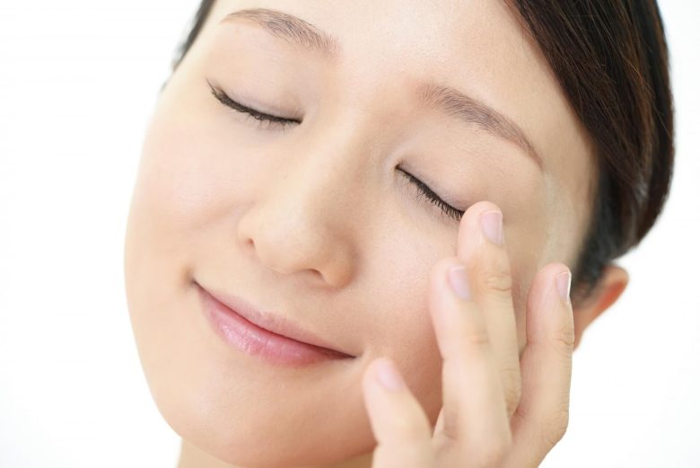 マッサージで眉毛周りの血行を促す