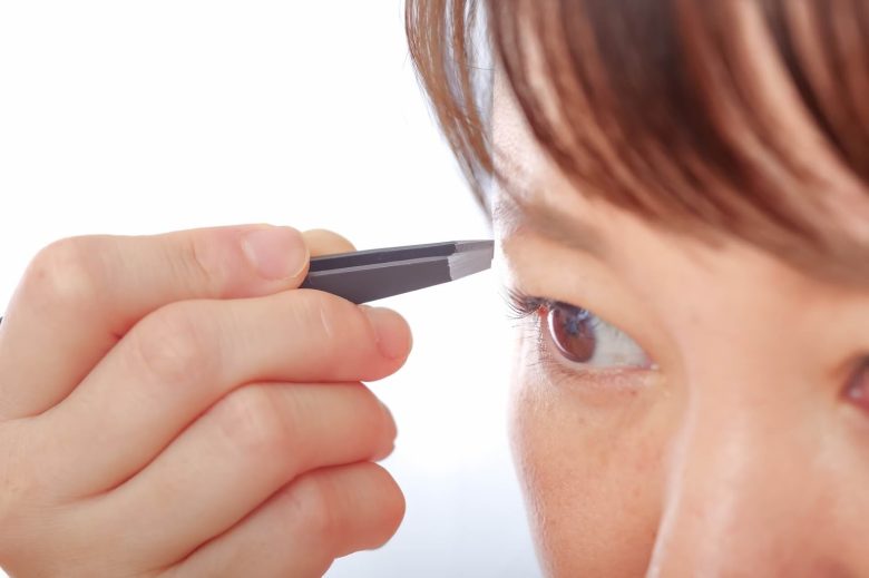 眉毛を抜くのはNG？